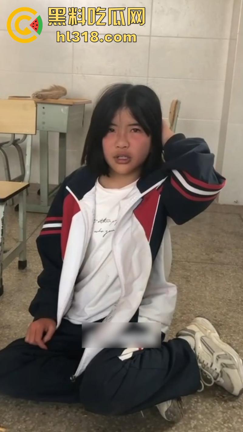 湖北第十一中学霸凌现场，实拍女学生被棍子爆头，果然最毒妇人心，欺负女人最狠的还得是女人-1