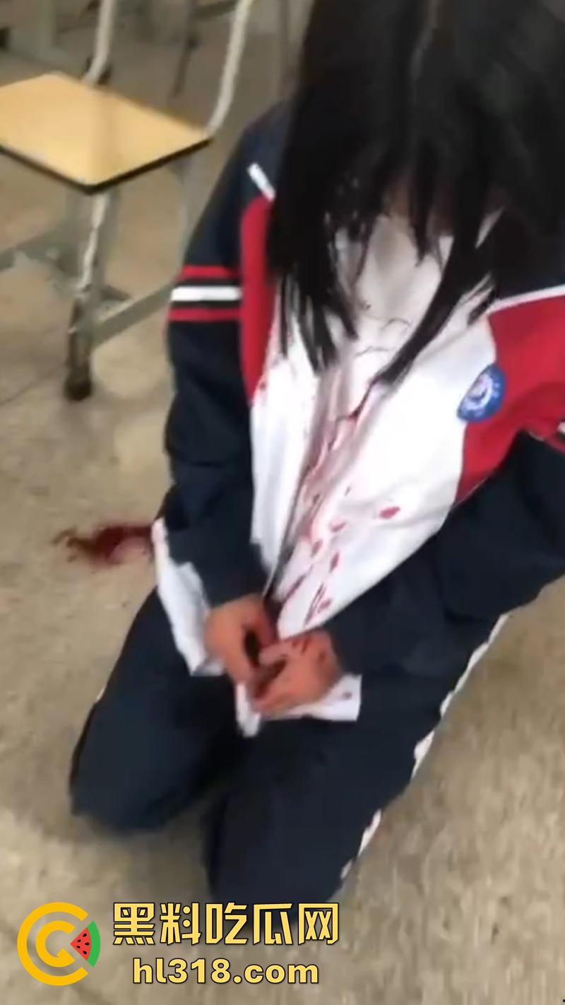 湖北第十一中学霸凌现场，实拍女学生被棍子爆头，果然最毒妇人心，欺负女人最狠的还得是女人-5