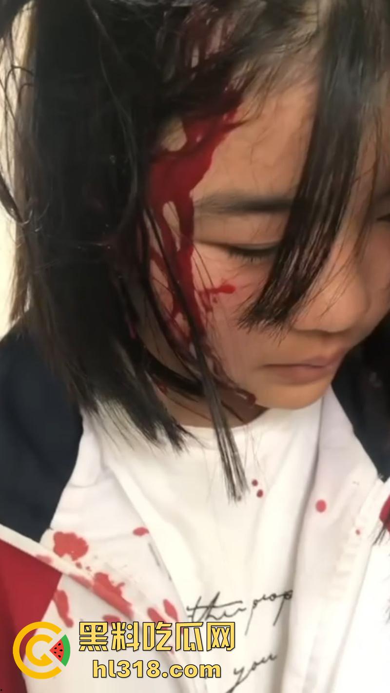 湖北第十一中学霸凌现场，实拍女学生被棍子爆头，果然最毒妇人心，欺负女人最狠的还得是女人-7