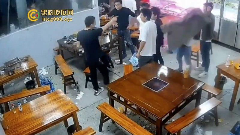 看什么看！男子吃饭时偷瞄了一眼隔壁桌的丝袜妹被群殴 场面看着真吓人！-6