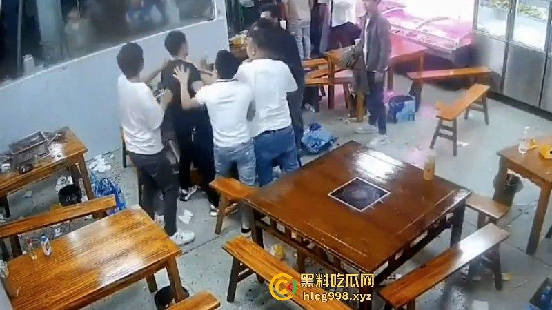看什么看！男子吃饭时偷瞄了一眼隔壁桌的丝袜妹被群殴 场面看着真吓人！-7