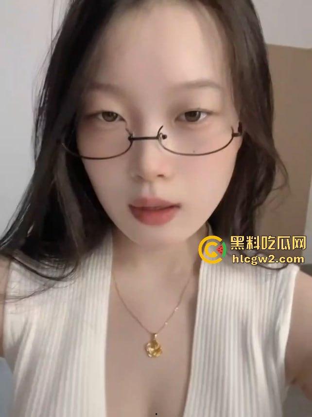 快手网红【玫瑰888】大秀完美身姿,榜一大哥怒砸重金却只给看不给草,爆料全因不爽!-4