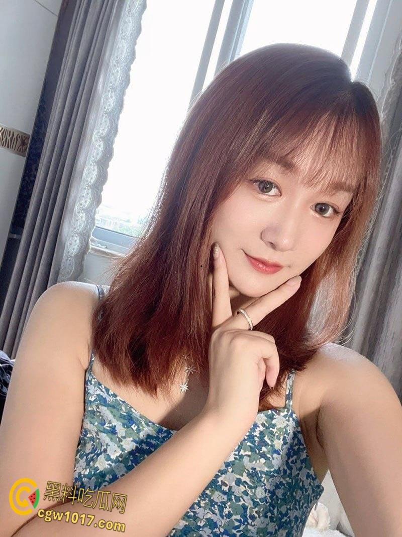 安徽女教师【崔欣丽】偷情学生家长被怒爆私密视频，深喉口交掰逼特写，反差教师黑洞深不可测！-1