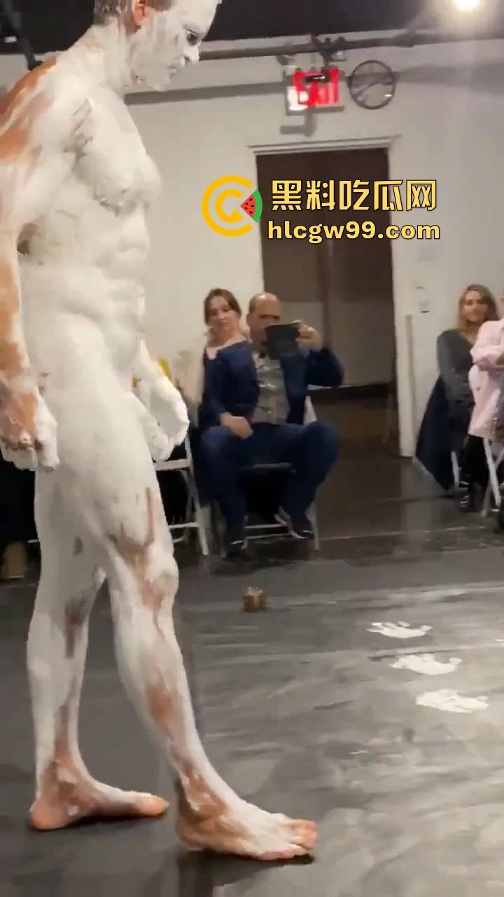 法国艺术圈离谱新高度,16cm大屌男全裸涂满白色液体,用身体狂甩颜料,玩的是真抽象人体艺术?-7