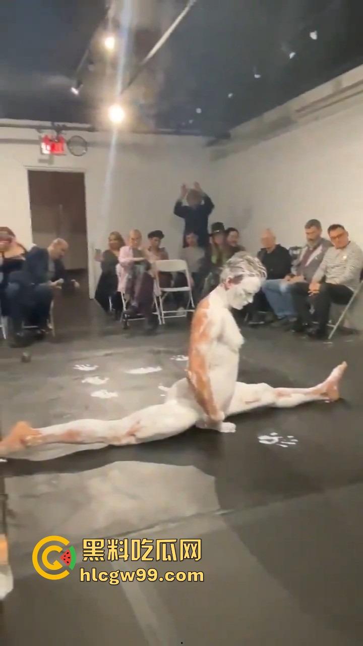 法国艺术圈离谱新高度,16cm大屌男全裸涂满白色液体,用身体狂甩颜料,玩的是真抽象人体艺术?-9