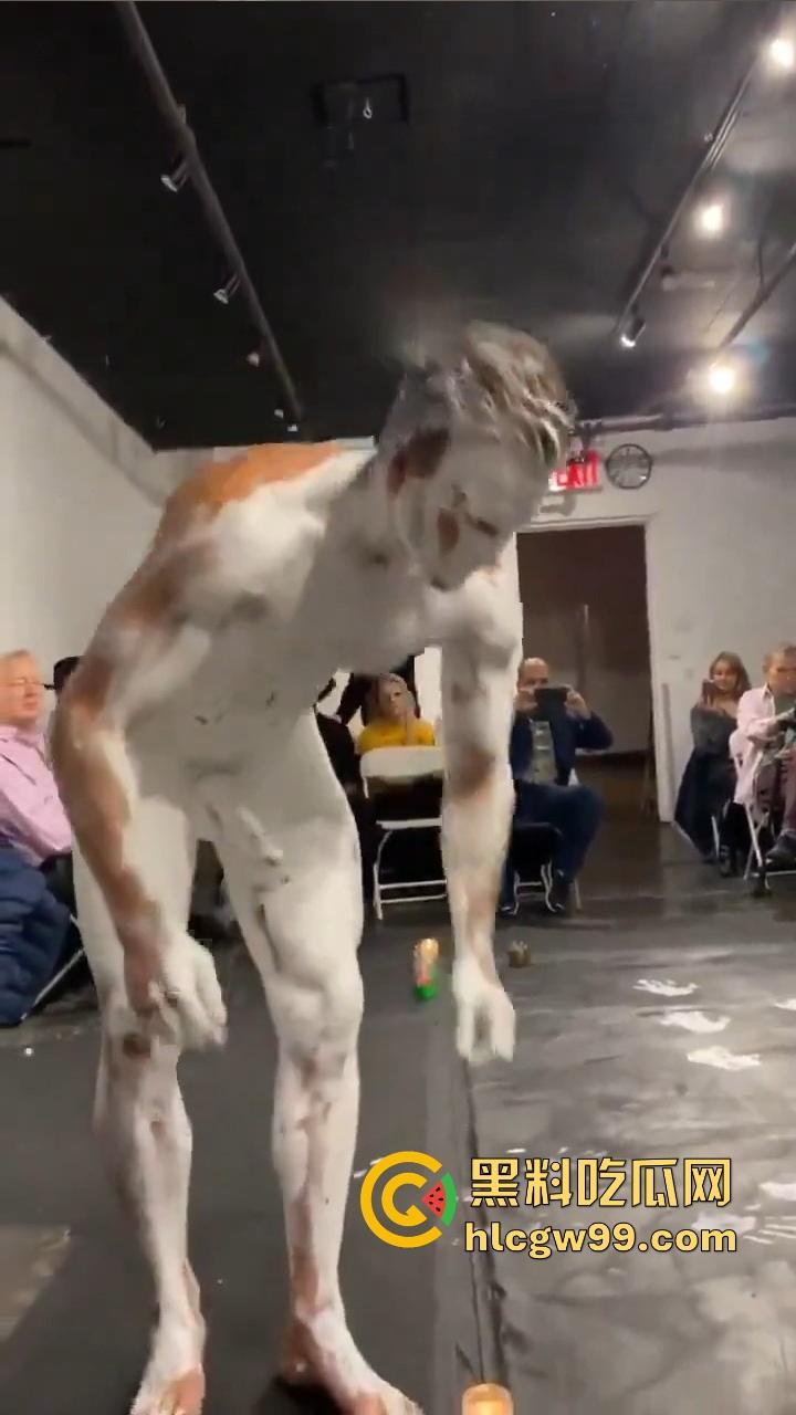 法国艺术圈离谱新高度,16cm大屌男全裸涂满白色液体,用身体狂甩颜料,玩的是真抽象人体艺术?-11