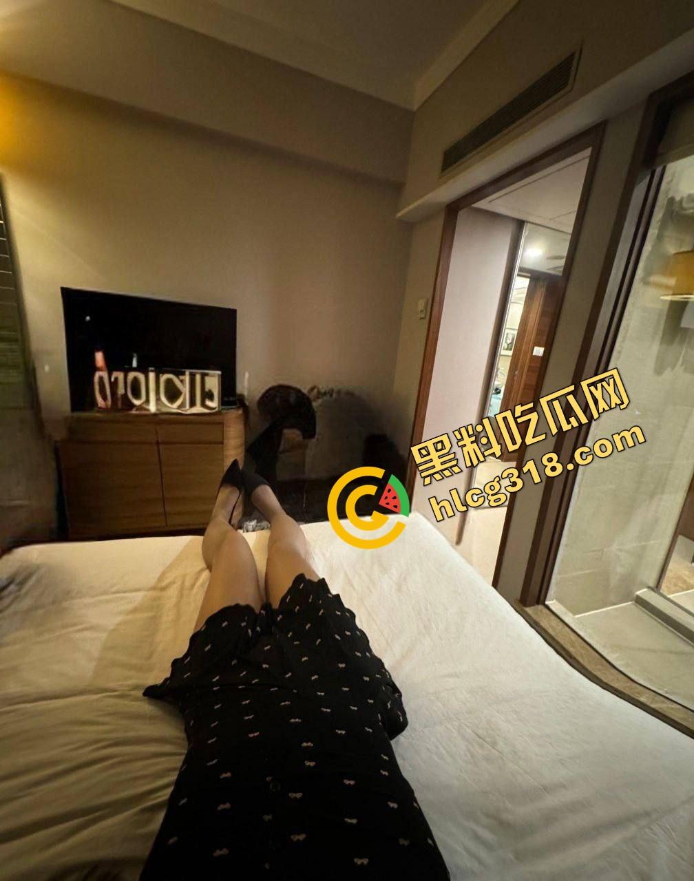 魔都高冷女教师白天板着脸讲课，晚上换身黑丝高跟被后入操到流涎 自拍湿成狗 全程偷拍反差感拉满！-6