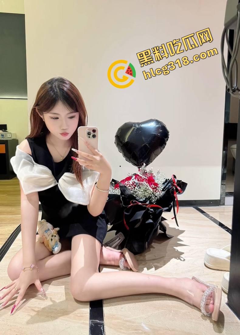 亲子互动会开成骚货会？老流氓家长装裤兜伸手偷吃桃子，女老师还点头微笑跟学生互动！-1