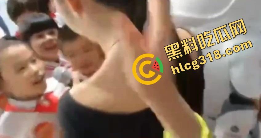 亲子互动会开成骚货会？老流氓家长装裤兜伸手偷吃桃子，女老师还点头微笑跟学生互动！-9