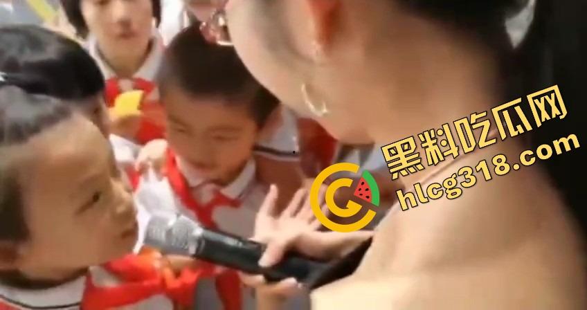 亲子互动会开成骚货会？老流氓家长装裤兜伸手偷吃桃子，女老师还点头微笑跟学生互动！-10