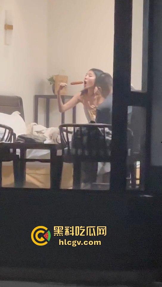 天津现代传媒职业学校马老师带学生写生写进酒店? 还故意不关窗帘，向学生炫耀？不料其他学生拍下发学校网！-7