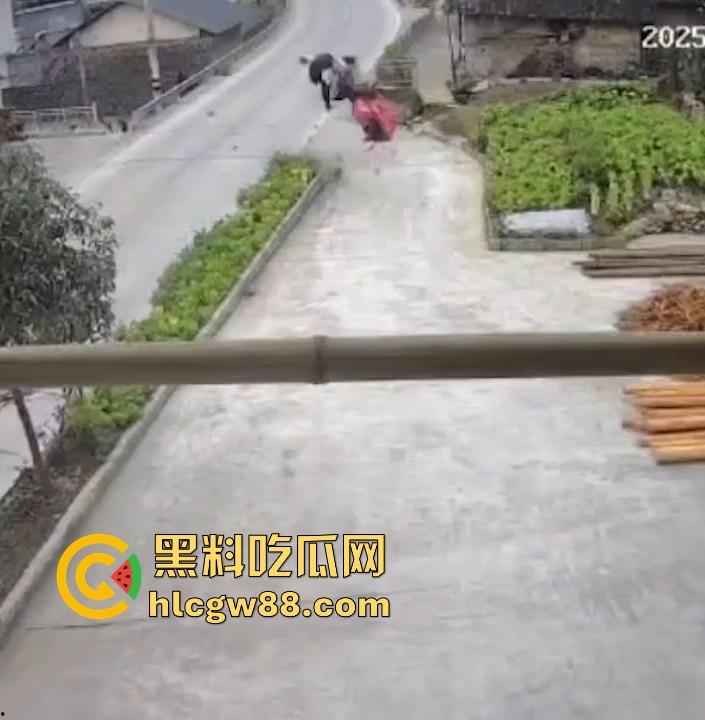 没煮你饭啊！你怎么就怎么就这么自来熟呀？飞车党直飞大爷家 坐等开饭 只见其车不见其人。-2