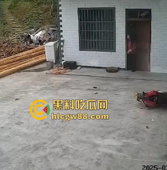 没煮你饭啊！你怎么就怎么就这么自来熟呀？飞车党直飞大爷家 坐等开饭 只见其车不见其人。-10