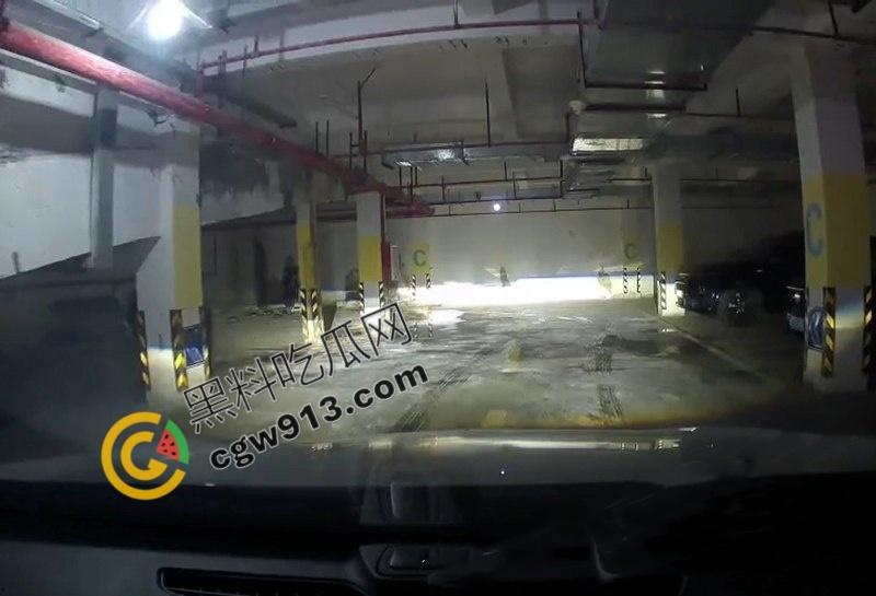 江苏盐城小区地下停车场惊现恐怖一幕,男子吊死引发居民恐慌,车主当场吓尿,瑟瑟发抖-2