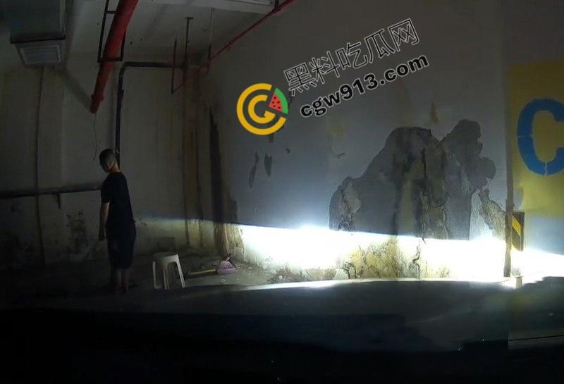江苏盐城小区地下停车场惊现恐怖一幕,男子吊死引发居民恐慌,车主当场吓尿,瑟瑟发抖-3