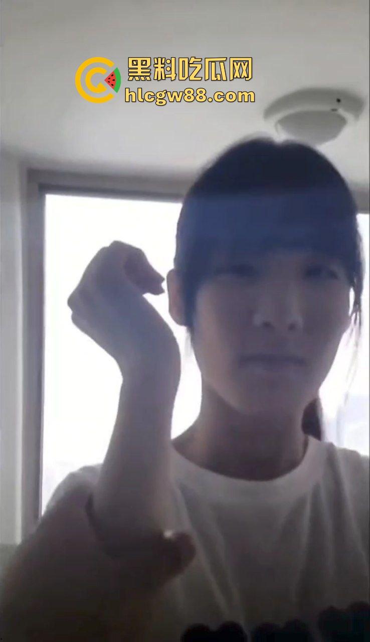 福清卫校饥渴反差女高偷尝禁果，与男朋友在教学楼楼梯口交吃鸡，不得劲还脱裤子吸吮肉棒！-4