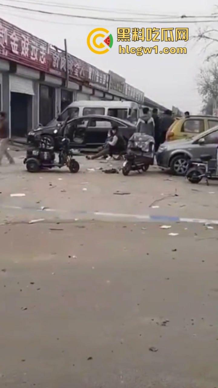 山东滨州一油罐车当街爆炸 肠子脑浆散落一地 人都炸烂了 现场无码视频流出 血腥慎入-3