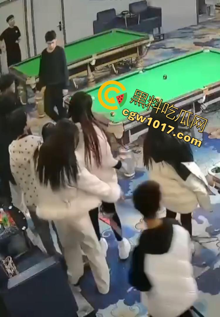 吉林台球厅女孩砍人 双刀双子星暴怒互砍 两个白衣小妹拿刀狂砍黑衣小妹 手持砍刀狂暴100秒-7