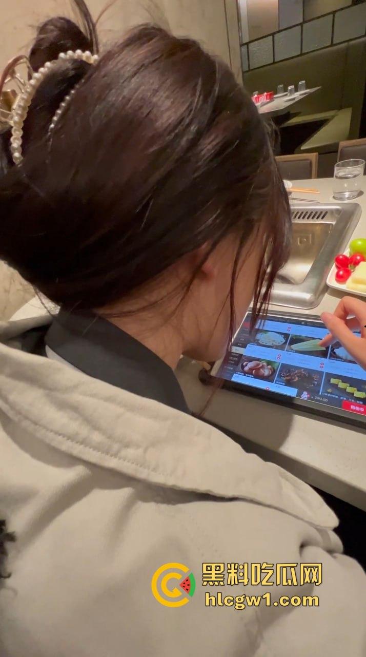 广州约炮大神征服巨乳少妇『蔡钰彤』！海底捞约会后无套操到爆，黑丝加持一夜五次，这不比找鸡更划算！-1