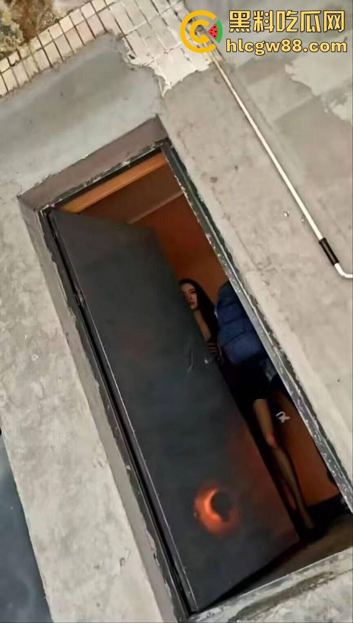 长沙玉兰路快餐花魁,日操百人逼都没合上,众人排队冲刺质量顶到爆,结果帽子叔叔来了一锅端!-7