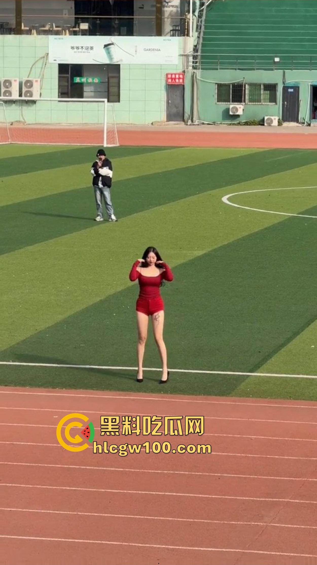 广州财经大学女大学生骚的在操场拍擦边视频，旁边男大看的枪都快走火，结果加微信被当场打脸，局面尴尬变名画！-6