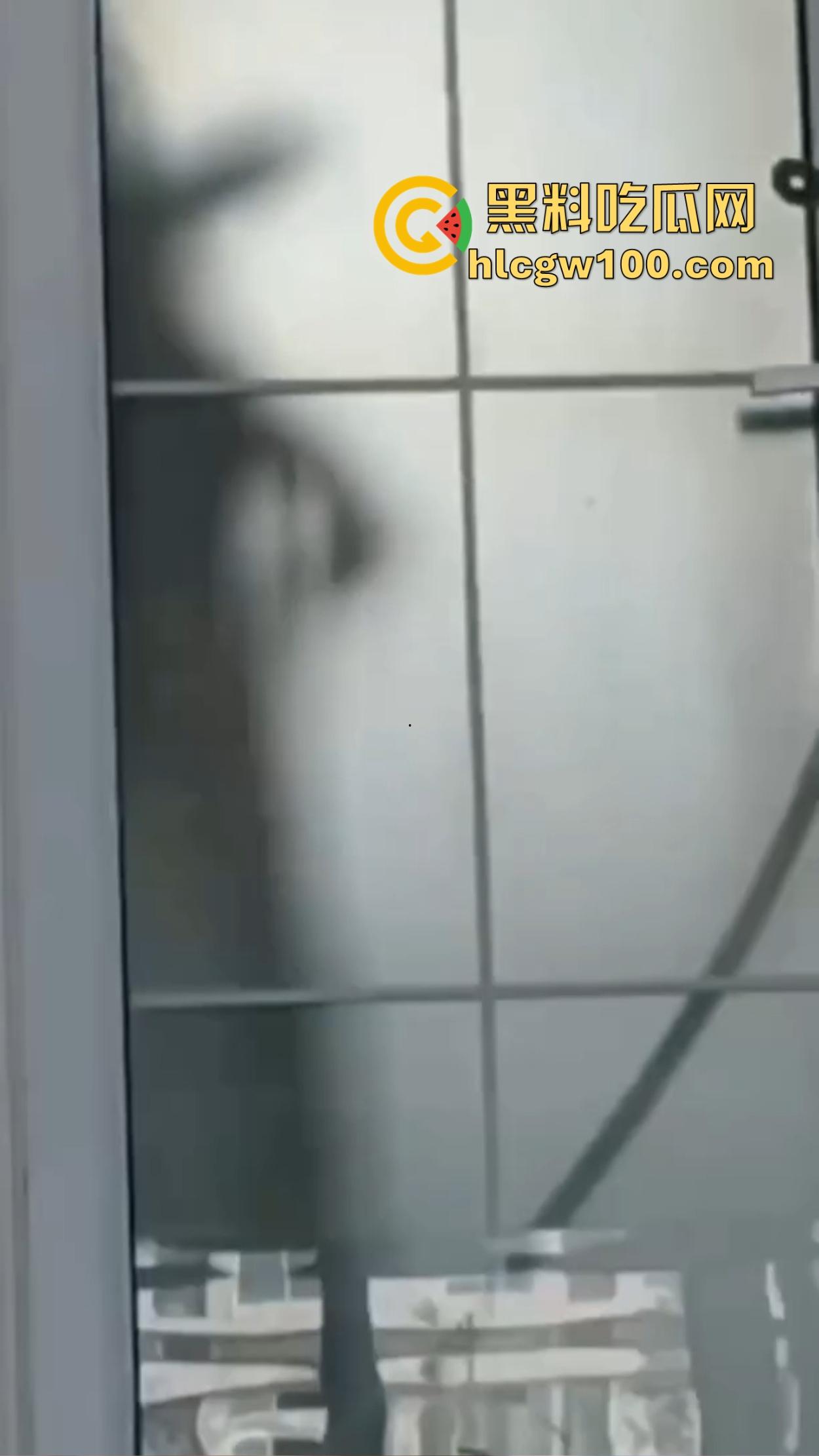 江苏师范大学飞机哥骚操作，篮球场后厕所手瘾犯了，当场打飞机被同学偷拍，场面离谱到无语！-9