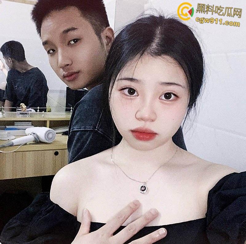 湖南巨乳绿播【刘文琪】为爱下海,清纯甜妹为绿帽男友,直播脱衣骚舞勾引金主,胸前小白兔活蹦乱跳 !-3