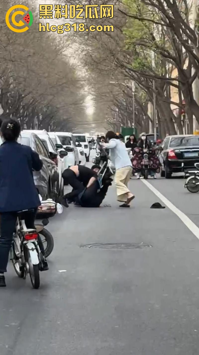 儿子为小三当街对战父母，爸妈泼皮无赖当街撒泼，儿子发疯暴怒当街殴打，这是要把儿子送进去啊！-4