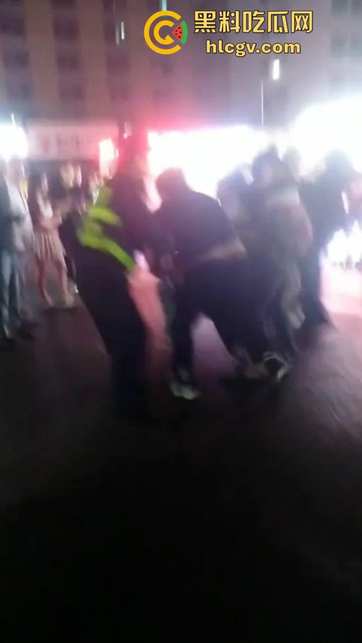 珠海渣男约会小三遭全家围堵暴打 无耻小三被扒光游街 亲爹都看不下去了！-6