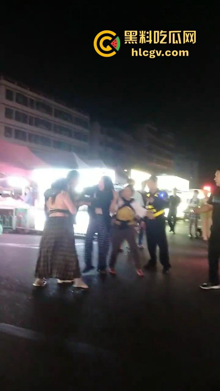 珠海渣男约会小三遭全家围堵暴打 无耻小三被扒光游街 亲爹都看不下去了！-9