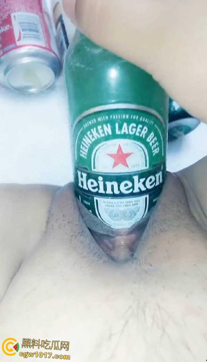 国产女主播的直播虐逼，极限扩阴展示粉嫩宫腔，各种瓶子都往自己骚逼里怼，雪花出多少我青岛加一倍！-1