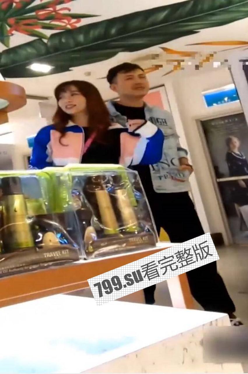 顶级偷拍 偶遇穿超短裙还不穿内裤的骚货 大神当着男友面抄底 11 分钟完整版-1