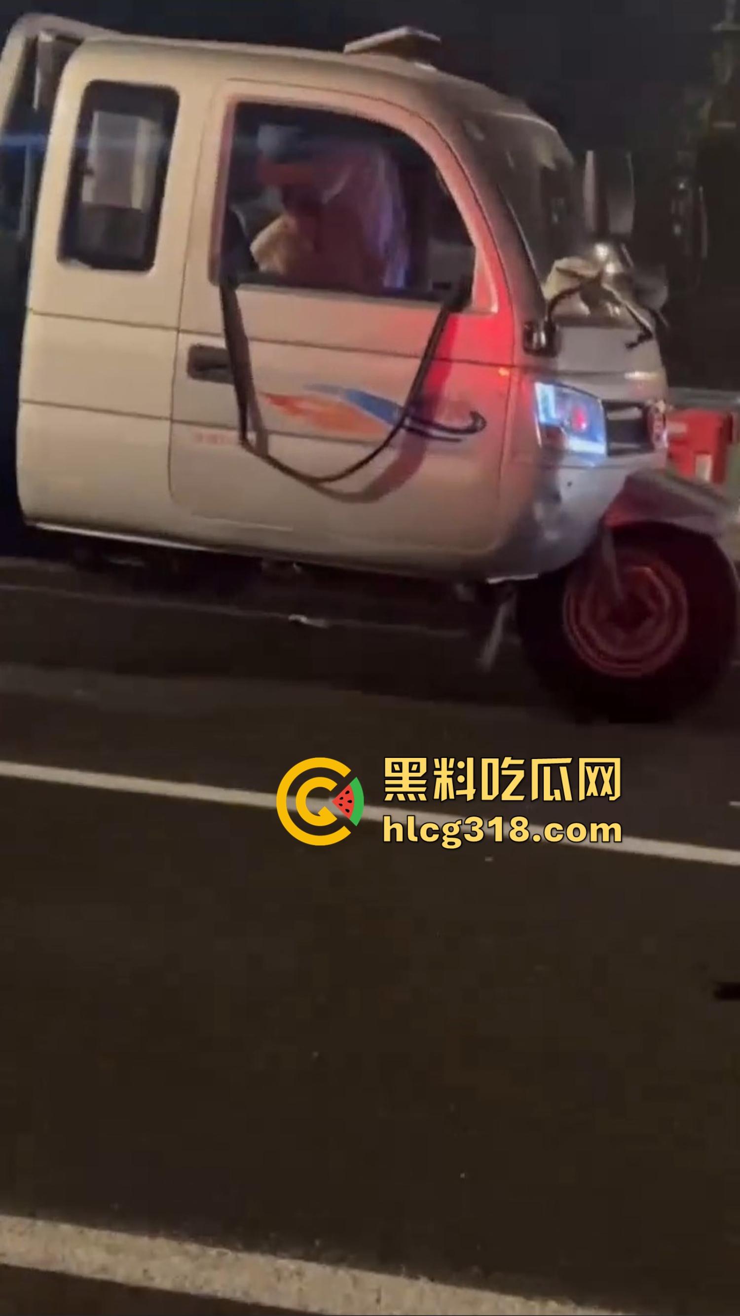 三轮车大爷路边实战清纯学生妹,车震视频曝光抖音狂传,观音坐莲抽到车架变形,这是低保换来的幸福吗?-2