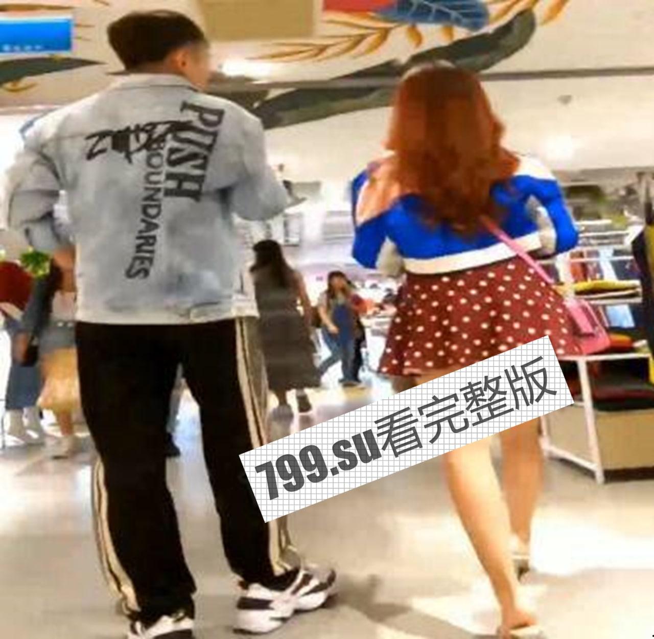 顶级偷拍 偶遇穿超短裙还不穿内裤的骚货 大神当着男友面抄底 11 分钟完整版-6