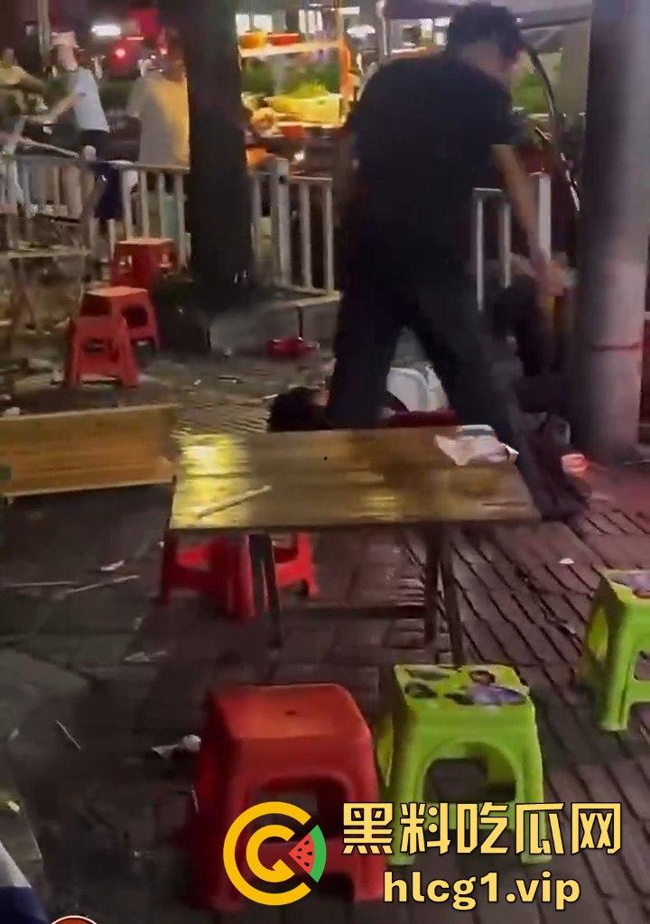 吵架吵成命案！烧烤摊男子聊天被女子嫌吵，竟拔刀相向当场捅人！-1