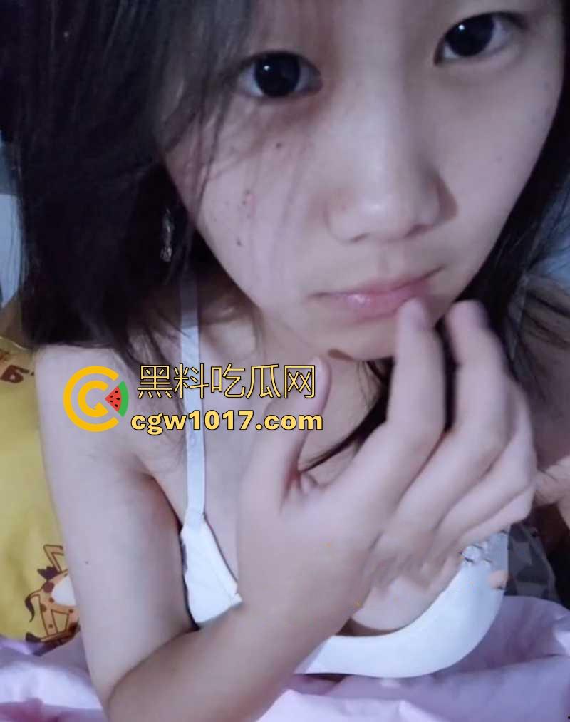 清纯幼师网上聊骚发情，宿舍自拍自慰视频勾引炮友，小小身材竟然有日常大奶，完美的母狗形态啊！-1