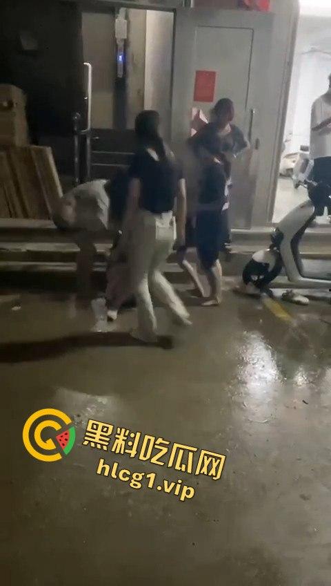 精神小妹上演清凉群架大戏！互扯头发大打出手，场面堪比热血高校！-1