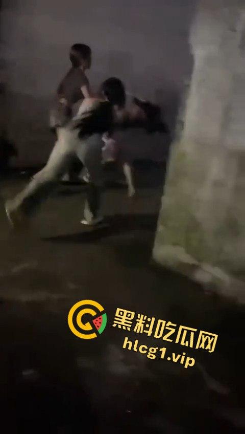 精神小妹上演清凉群架大戏！互扯头发大打出手，场面堪比热血高校！-2