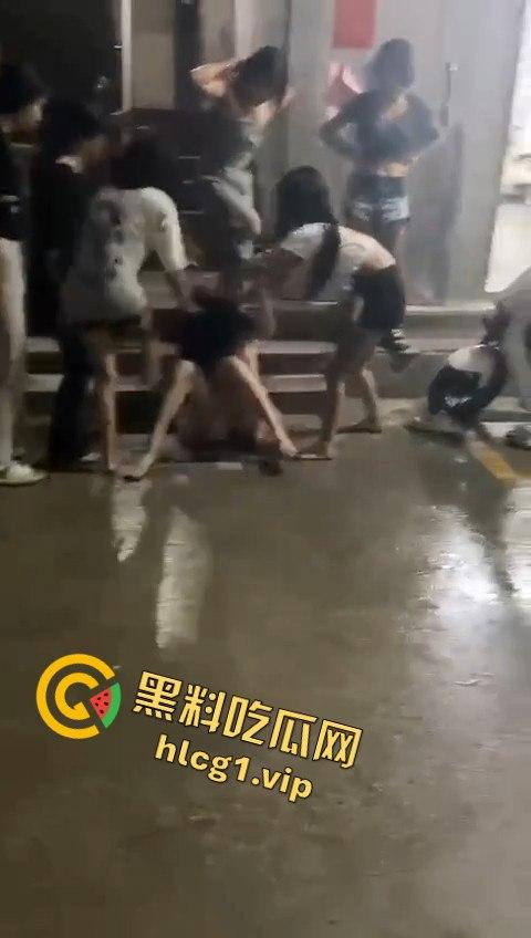 精神小妹上演清凉群架大戏！互扯头发大打出手，场面堪比热血高校！-5