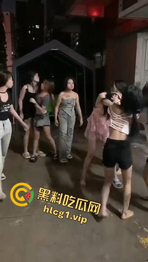 精神小妹上演清凉群架大戏！互扯头发大打出手，场面堪比热血高校！-10