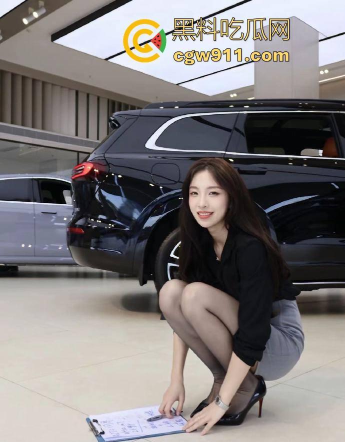 这就是销冠的自我修养吗？为求开单肉身服侍客户，淫荡口交猛插花式做爱，任由客户摆布！-1