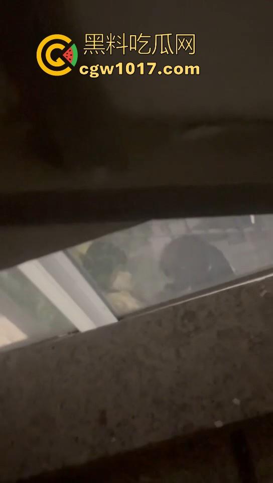 卫校不大创造神话！小情侣楼梯激情啪啪被偷拍！埋头苦干猛插女友，男女主被扒出，报告案发现场发现不明液体！-5