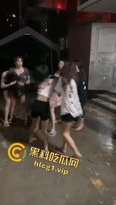 精神小妹上演清凉群架大戏！互扯头发大打出手，场面堪比热血高校！-12