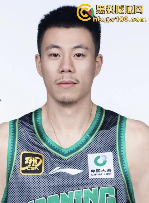 CBA赛场成啦啦队透明高跟的秀场，球迷目光全被那双高跟吸引，比赛啥的都无所谓！-1