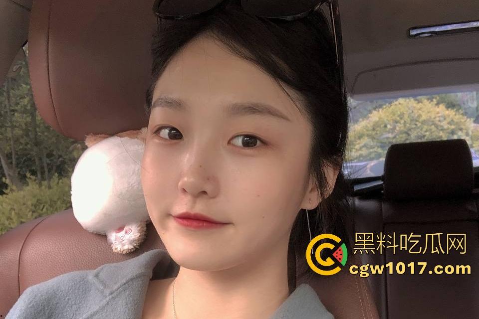 极品清纯女神【党泽】，职场女强人私下顶级口活，粉嫩骚穴吞根，口交完主动戴套主动骑乘，床上职场都有两把刷子！-1