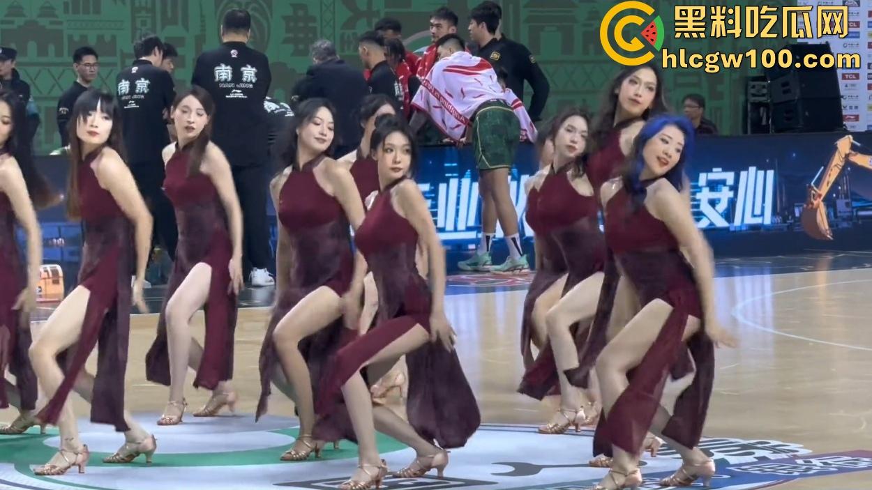 CBA赛场成啦啦队透明高跟的秀场，球迷目光全被那双高跟吸引，比赛啥的都无所谓！-8