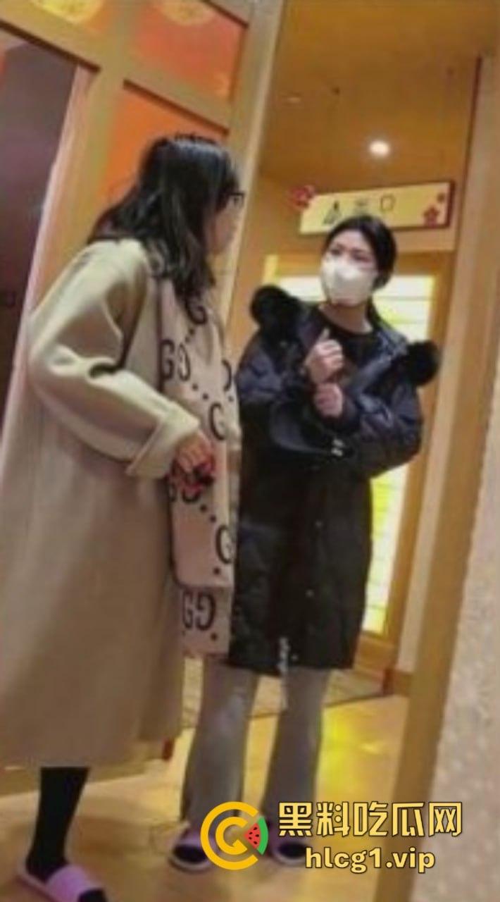 极限偸拍女人坑女人 国内某高档洗浴会所女浴室内到处游走！各种白花花的奶子亮瞎眼球！-5