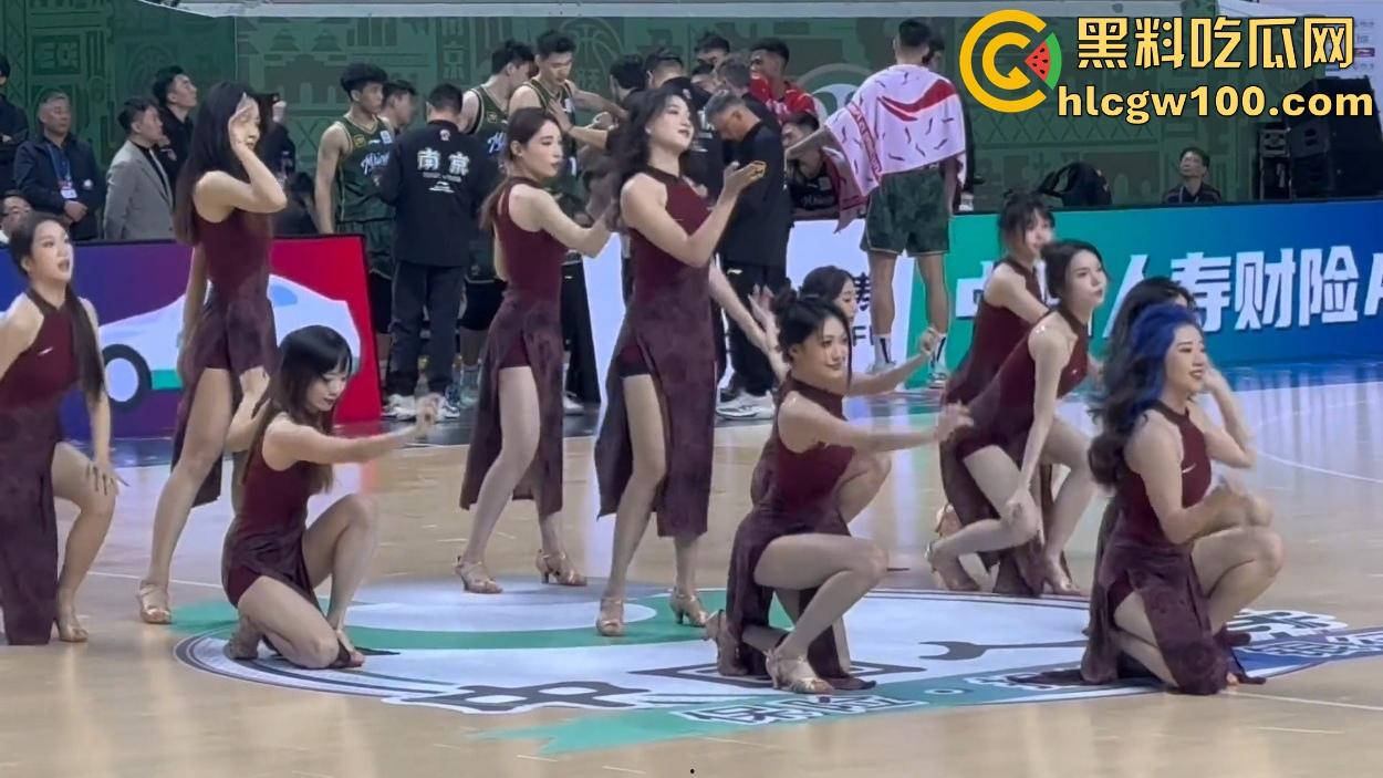 CBA赛场成啦啦队透明高跟的秀场，球迷目光全被那双高跟吸引，比赛啥的都无所谓！-17