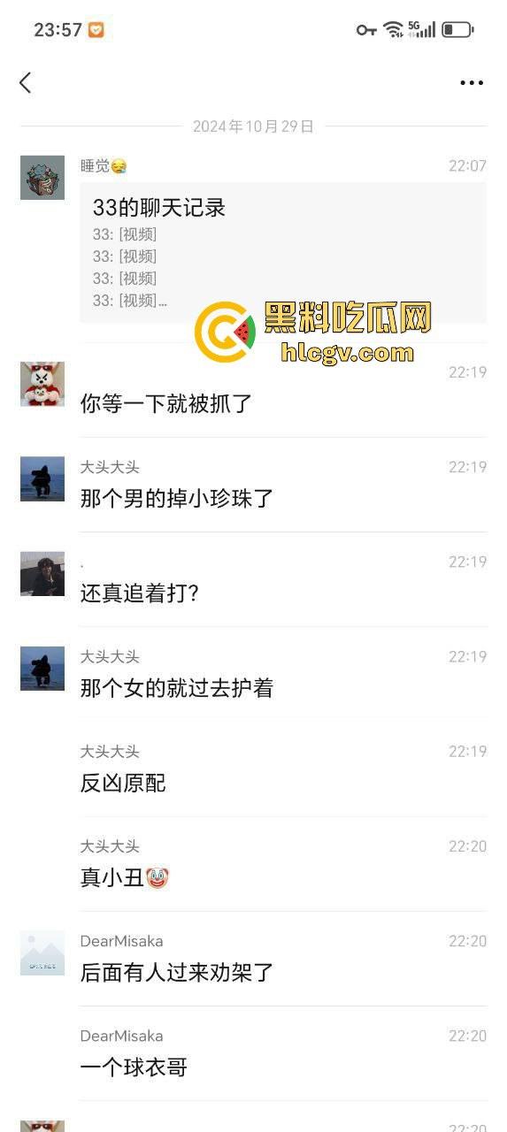 汕头街头捉奸现场变大乱斗！男子抓现行，揪老婆头发猛打，小三哥真爱护花抱腿求饶！-3