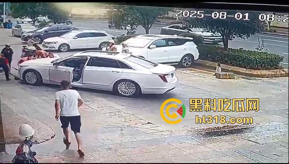 珍爱生命远离女司机！这是多倒霉呀，骑个电动车在路边停车场摔倒，被女司机碾压过去，这都看不到吗？-8